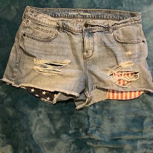 Denim ripped shorts with flag pockets.
